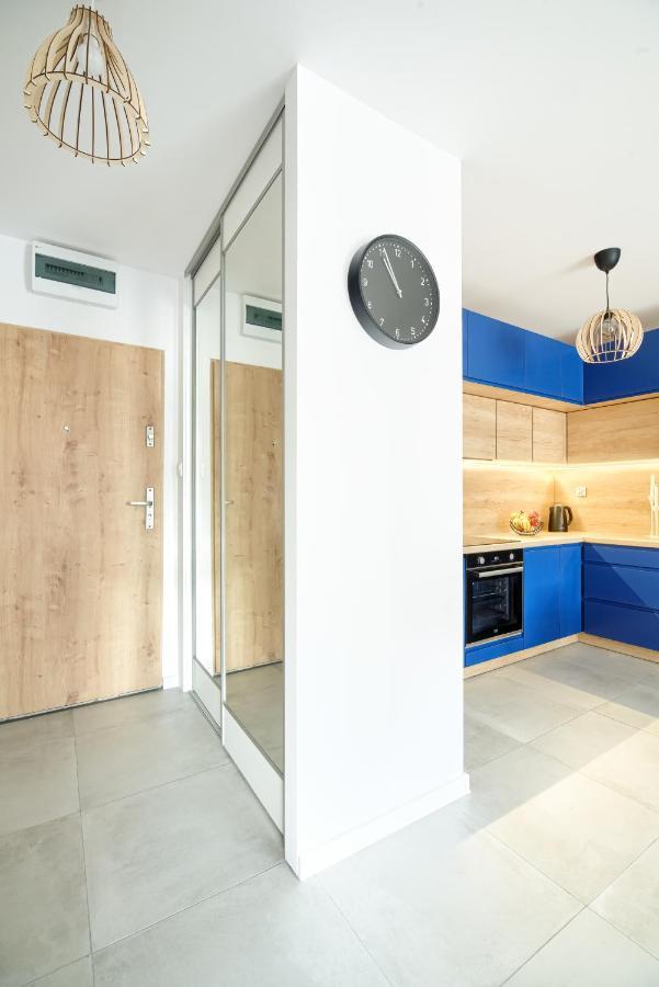 Navy Blue Dream - - Basen - Parking